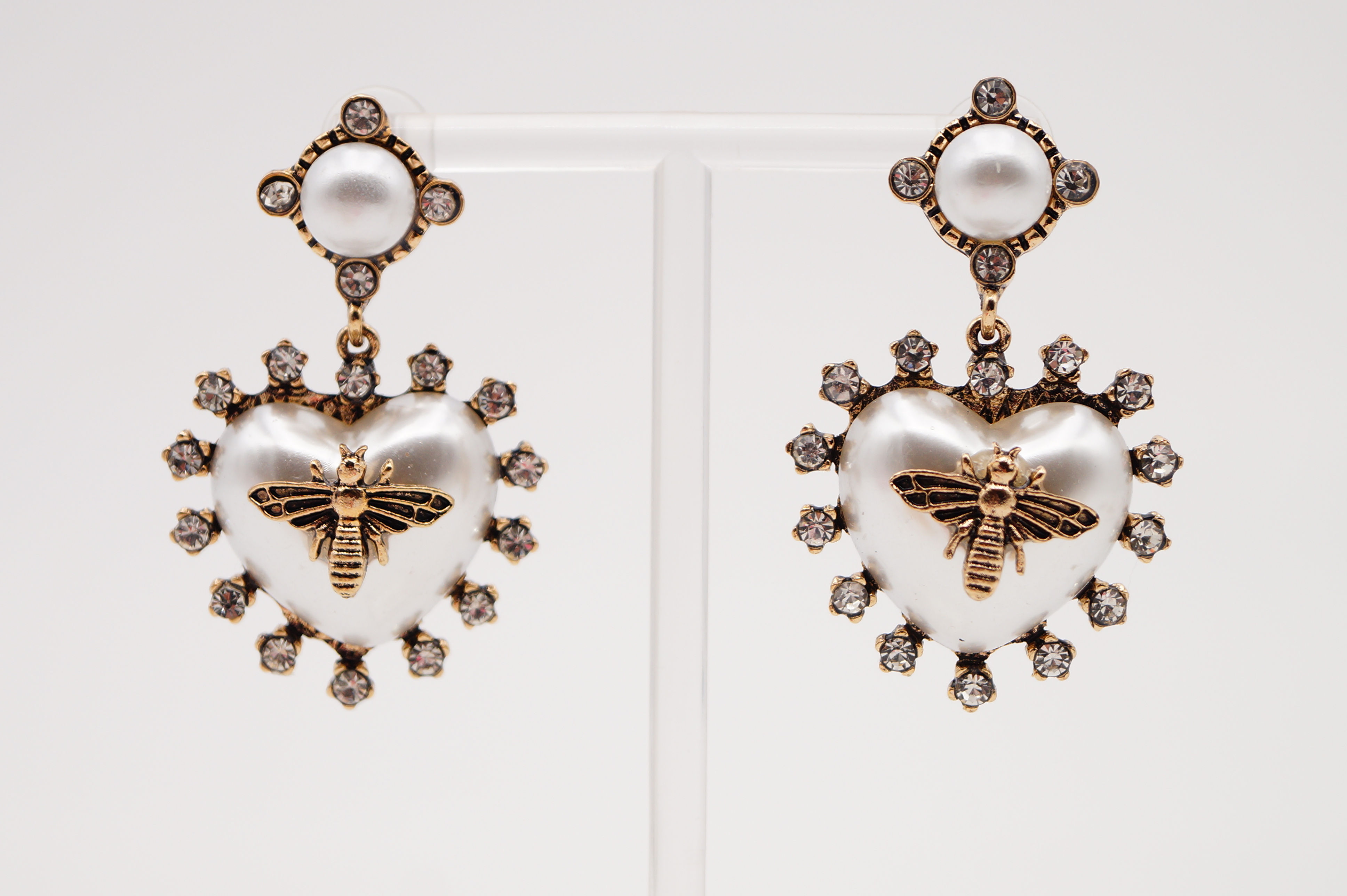 Elegante Ohrringe mit Perlen, Bienen und geschliffenen Steinen