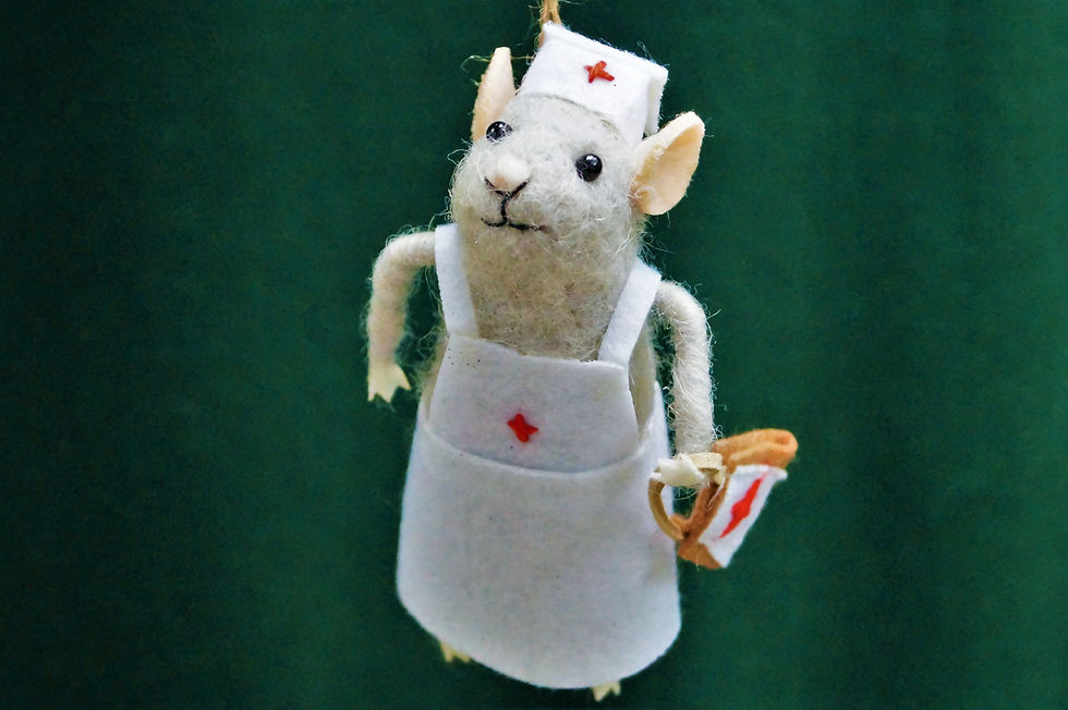 Krankenschwester Maus - handgefilzter Christbaumschmuck