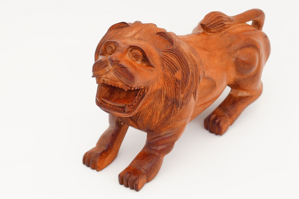 Miniaturbild: Geschnitzter Löwe aus Holz