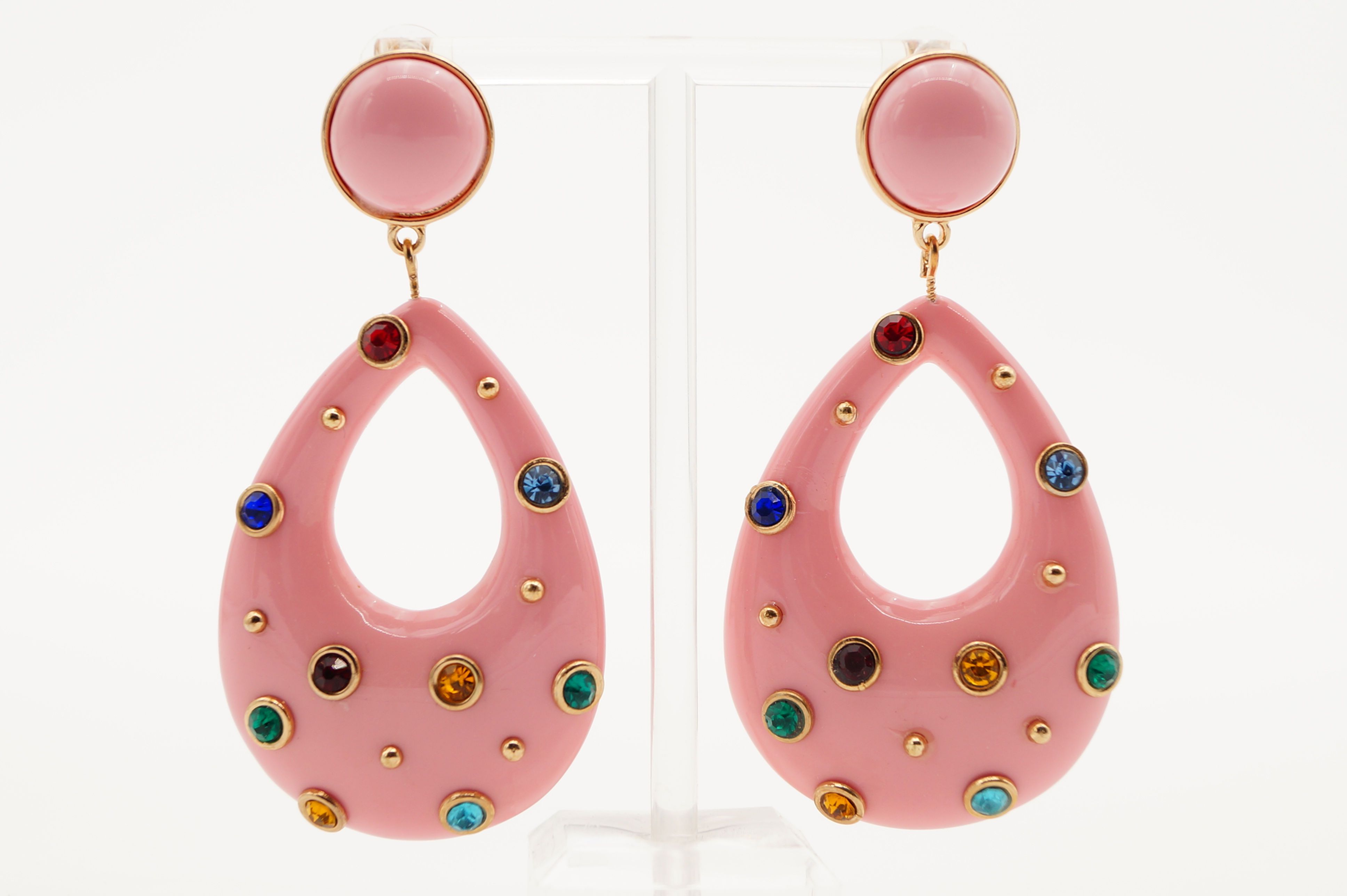 Poppige Ohrringe mit geschliffenen Steinen