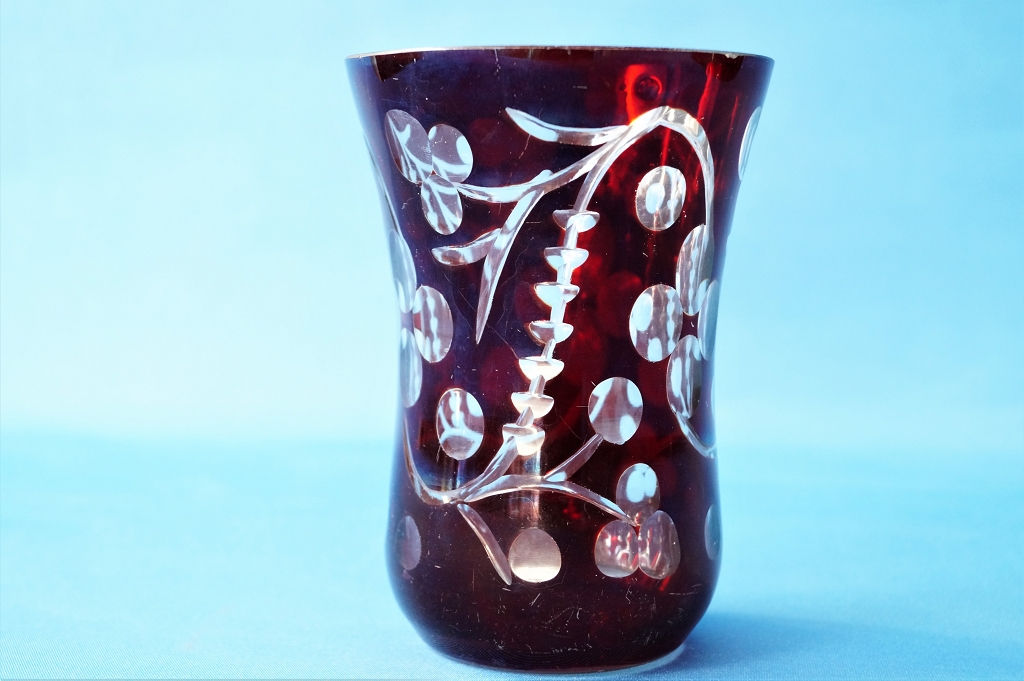 Uraltes, herrschaftliches Überfangglas