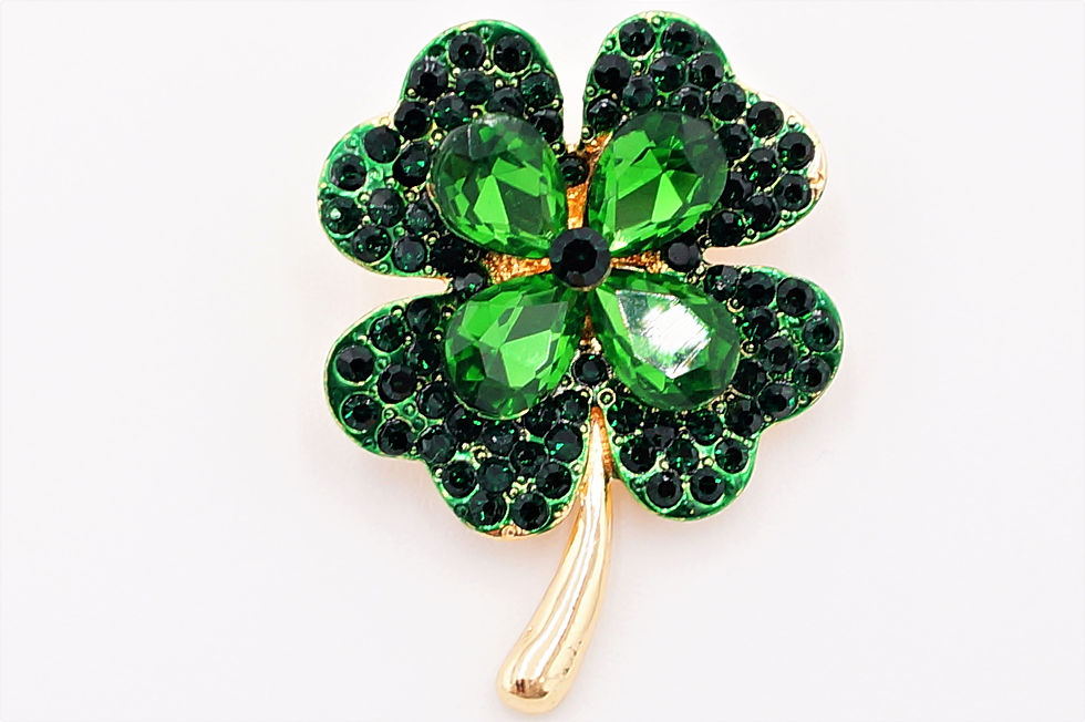 Kleeblatt mit geschliffenen Strass-Steinen