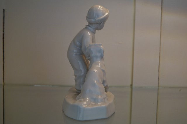 Miniaturbild: Entzückend & ZSOLNAY! Junge mit Hund