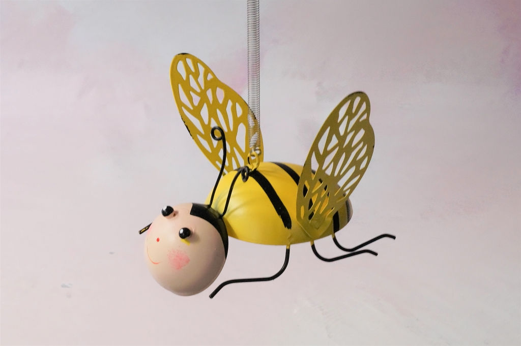 Entzückende Biene auf Feder zum Aufhängen