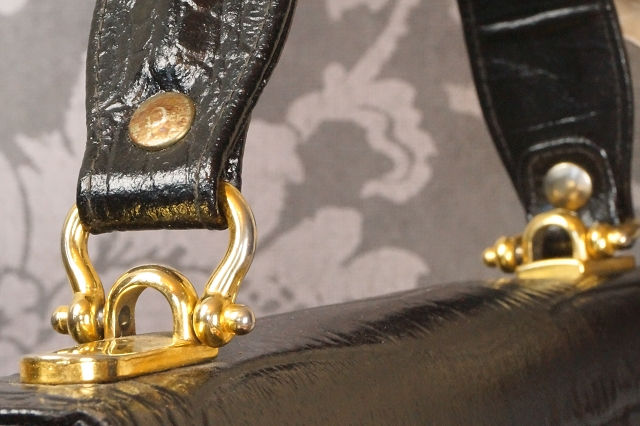 Miniaturbild: Klassische Henkeltasche aus Leder in Kroko-Optik