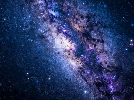 Via Lattea stellata con sfumature blu e viola - rappresentazione dell'infinito interiore e delle possibilità illimitate che si aprono quando ci liberiamo dal destino limitante