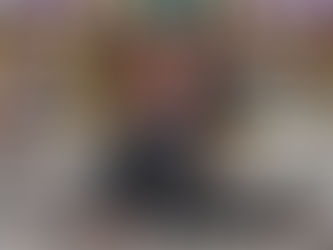 "Bambino in giacca e cravatta che fa i capricci davanti a una gelateria - metafora del bambino viziato che pretende che il mondo si adatti ai suoi voleri"