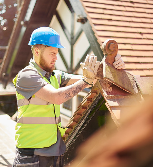 Ouvrier du bâtiment spécialisé dans la toiture
