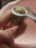 Video som visar hur man använder en vakteläggsax för att knäcka, öppna, äggen lättare.