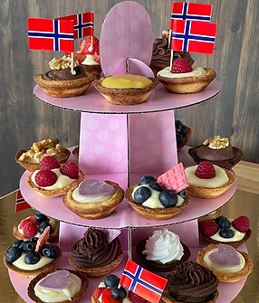 Blanding av 30 små kaker fra kjærlighets catering.jpg