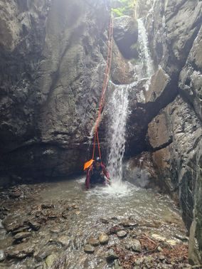 Canyon-Abseiling: Person an Wasserfall