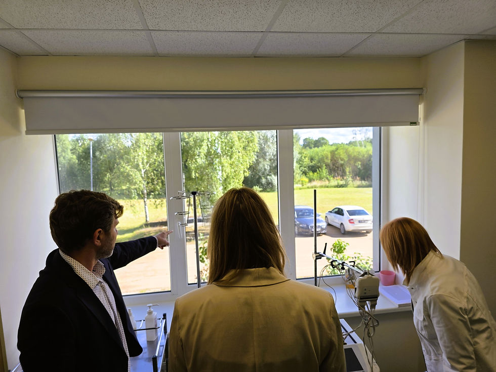 Aplūkojot uzlaboto ceļa posmu un stāvvietas labiekārtojumu.