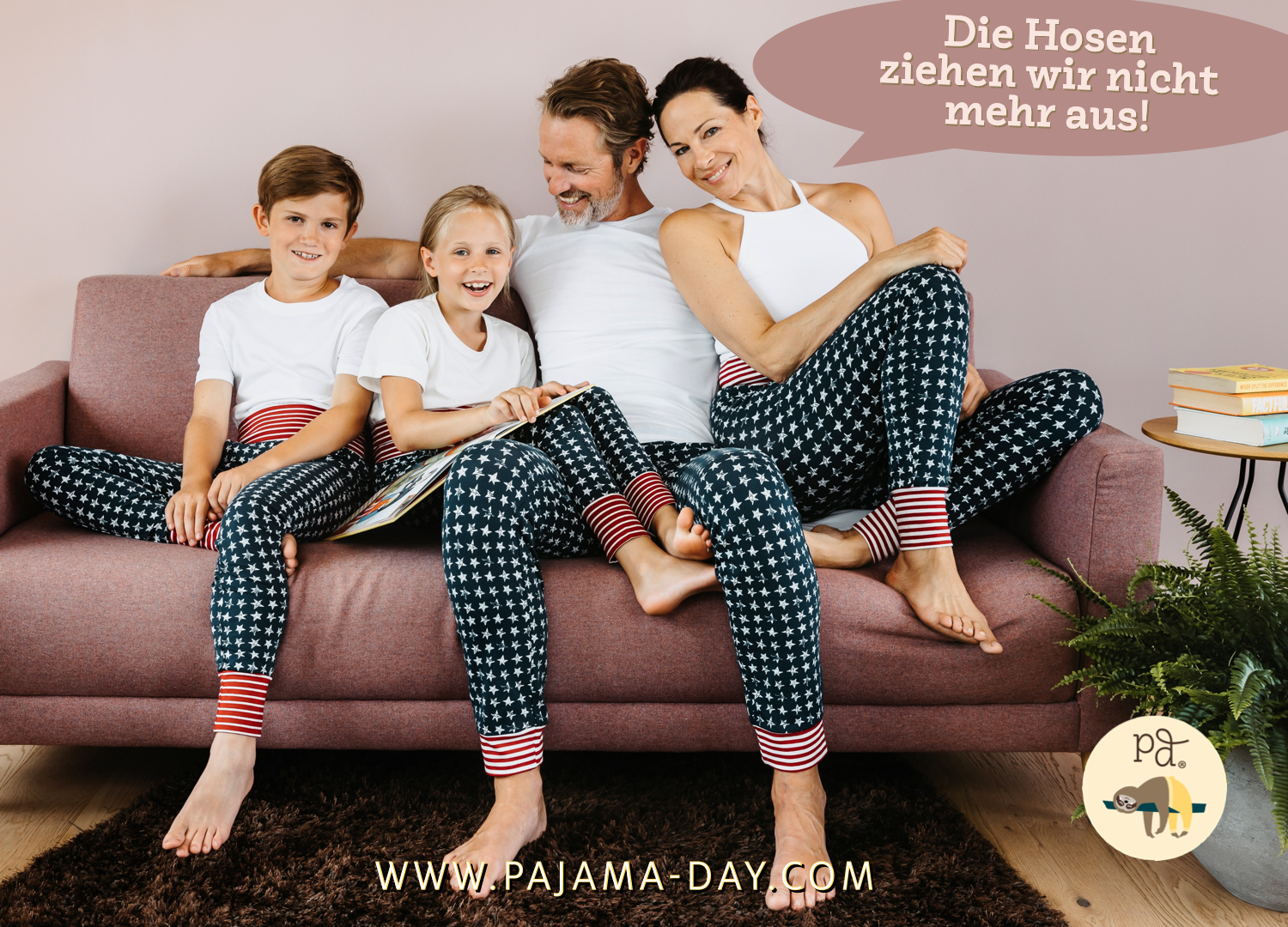 Pajama-day Familie auf der Couch in bunten Pyjamas