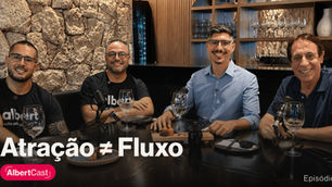 Quatro homens sorridentes em podcast com microfones e taças, em ambiente sofisticado; texto: Atracão ≠ Fluxo, AlbertCast, Episódio 1