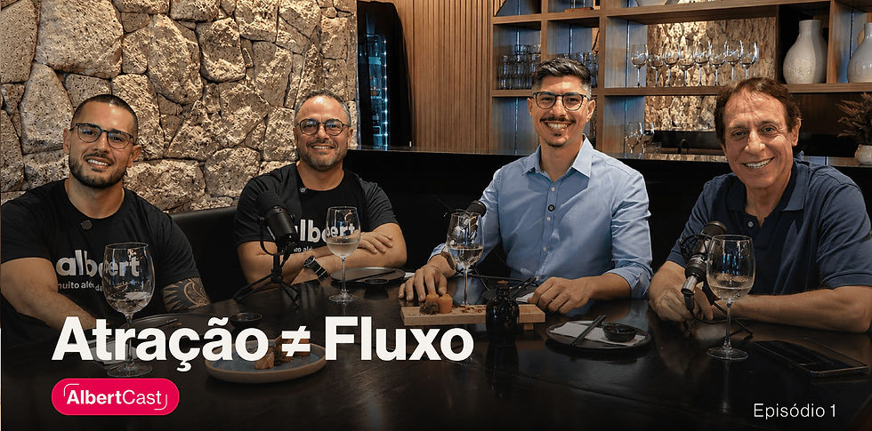 Quatro homens sorridentes em podcast com microfones e taças, em ambiente sofisticado; texto: Atracão ≠ Fluxo, AlbertCast, Episódio 1