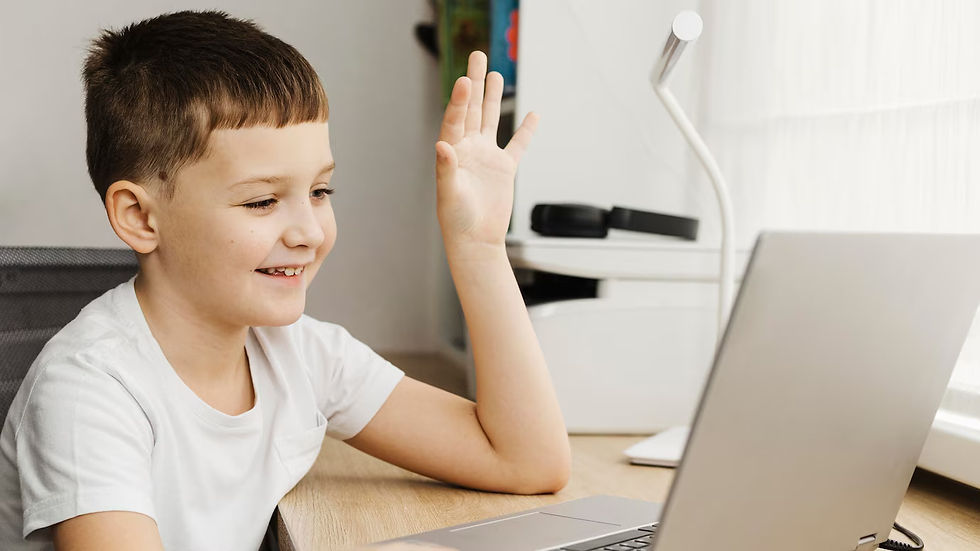 Estudante assistindo aula online no laptop