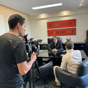 Luis Namura sendo entrevistado