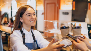 Lojista fidelizando cliente no varejo