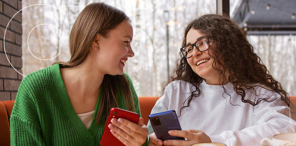 Amigos comemorando juntos, ilustrando economia com cashback no Dia do Amigo