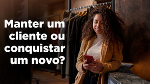 Lojista atendendo cliente, ilustrando a escolha entre reter e conquistar clientes