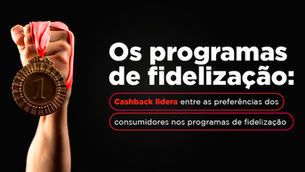 Consumidor usando cashback em loja, dado de pesquisa da Abemf
