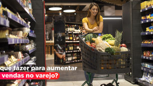 Mulher sorridente empurra carrinho cheio de frutas no mercado; texto: O que fazer para aumentar as vendas no varejo?
