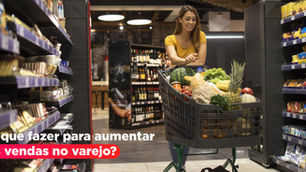 Mulher sorridente empurra carrinho cheio de frutas no mercado; texto: O que fazer para aumentar as vendas no varejo?