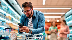 Pessoa fazendo compras conscientes, ilustrando o conceito de consumo inteligente