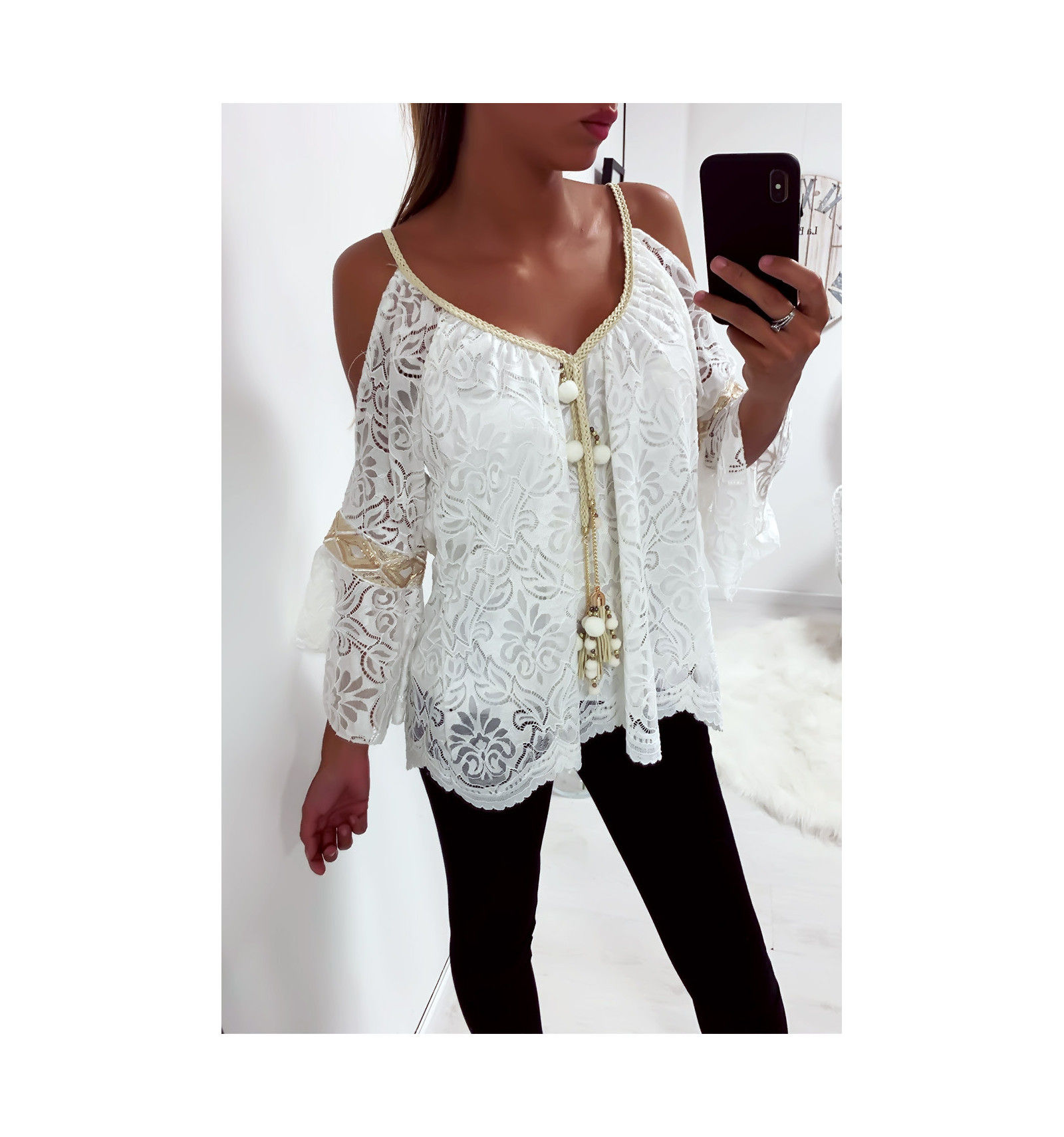 Blouse blanche à dentelle épaules dénudés et accessoire