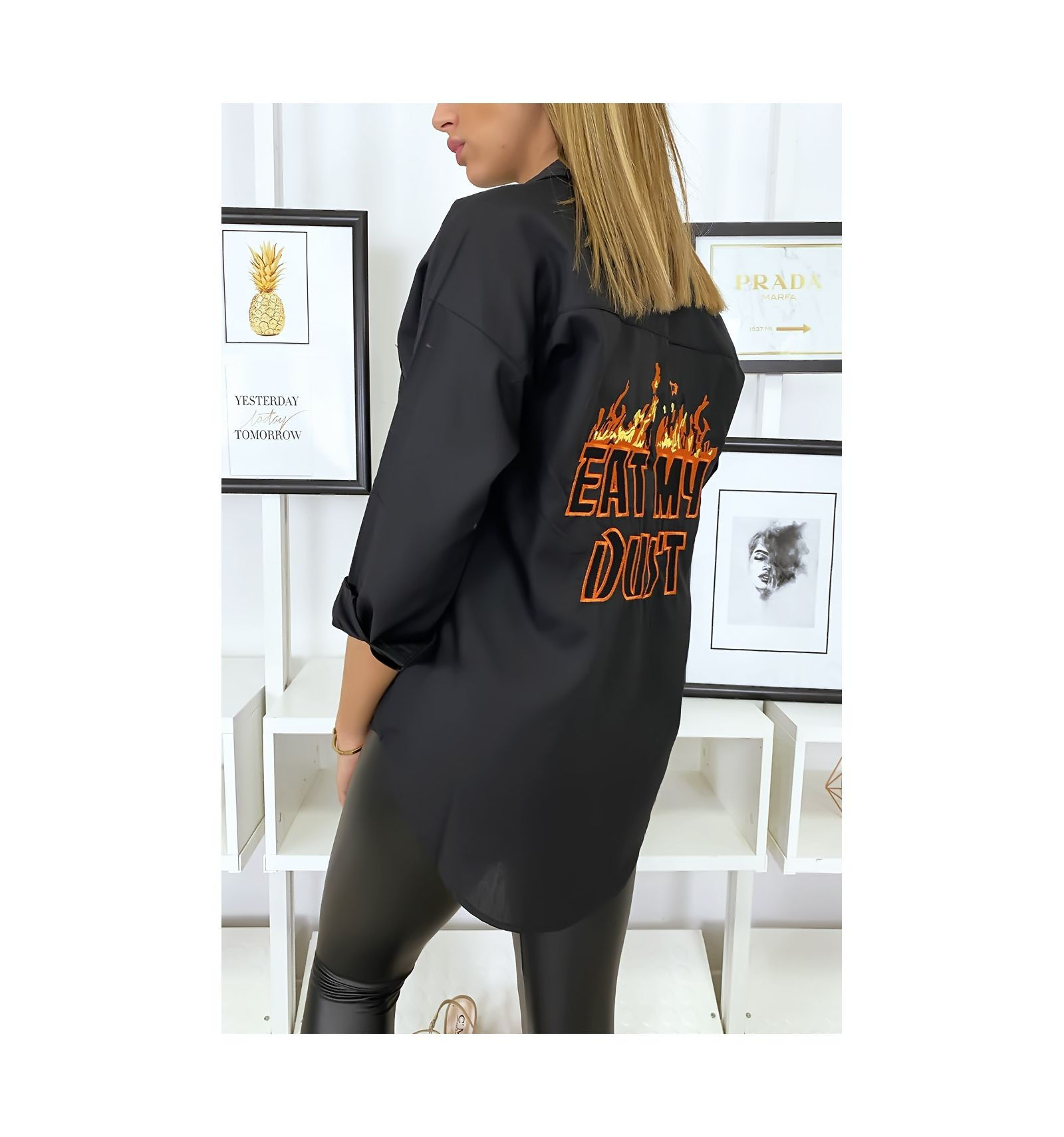 Chemise noir à Flammes brodé sur l'avant et le dos