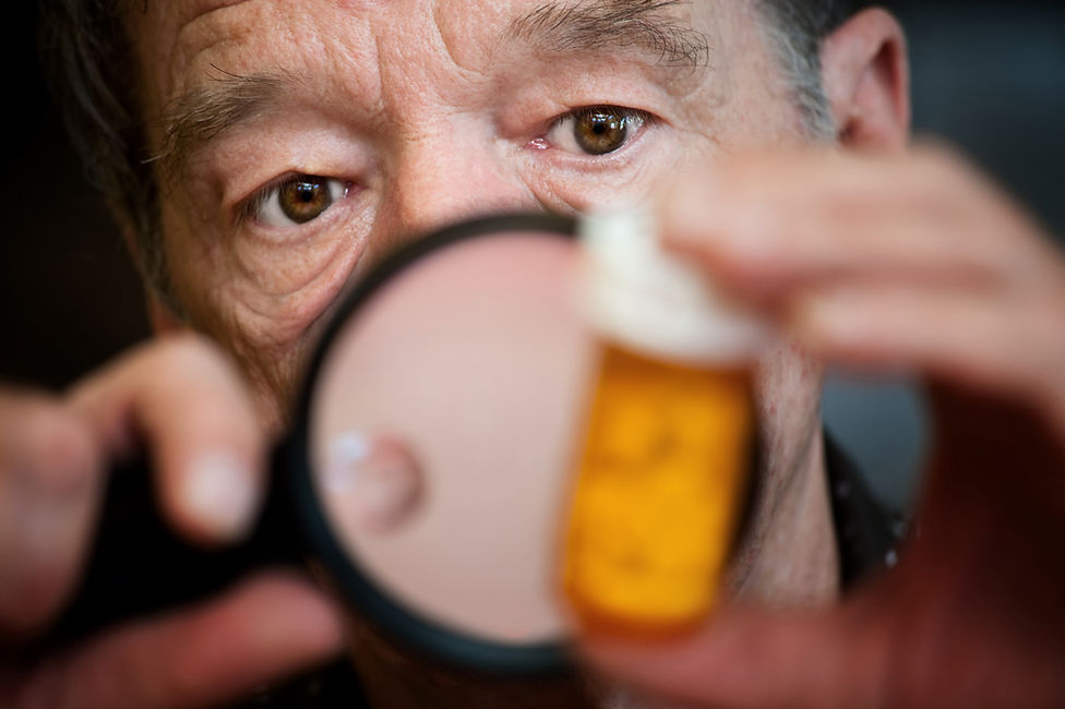 symptoms of cataracts include difficulty reading