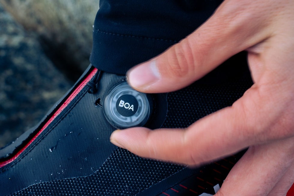 サムネイル： TOWER 3.0 EXTREME G                         カラー:   BLACK/GARMONT RED