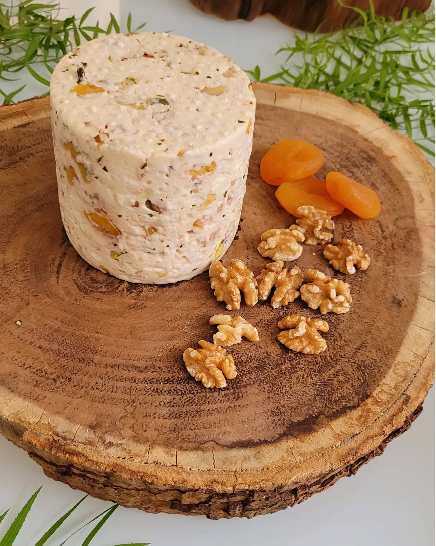 Queijo de frutas secas e ervas finas