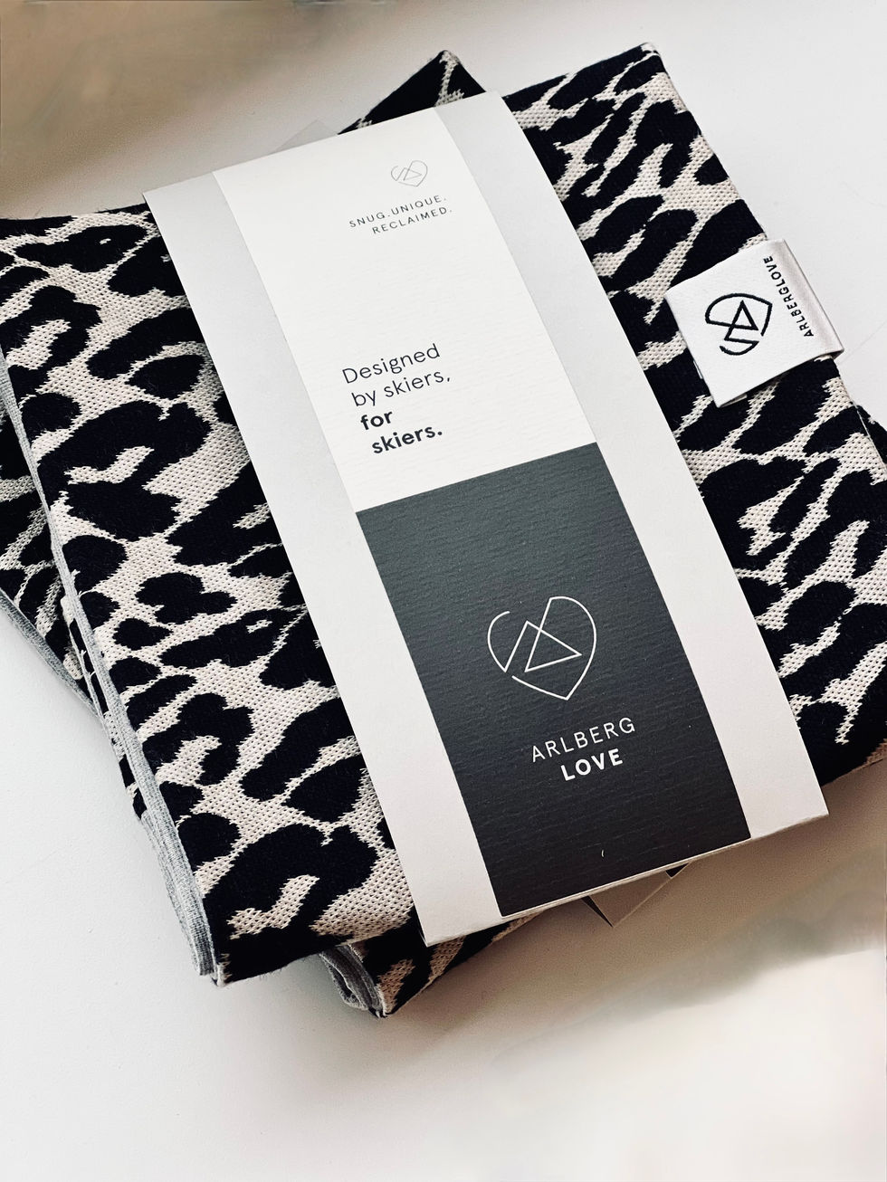 Leo | weiss Neckwarmer Verpackung