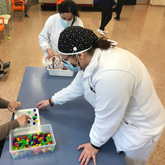 La directora del centro haciendo actividades bisomotoras con los residentes