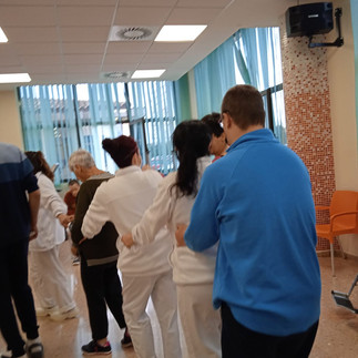 Los residentes y sus cuidadores disfrutando en la asamblea