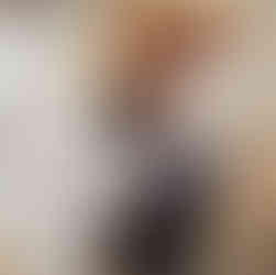 Una trabajadora social desplaza a una usuaria mientras una educadora juega con ella