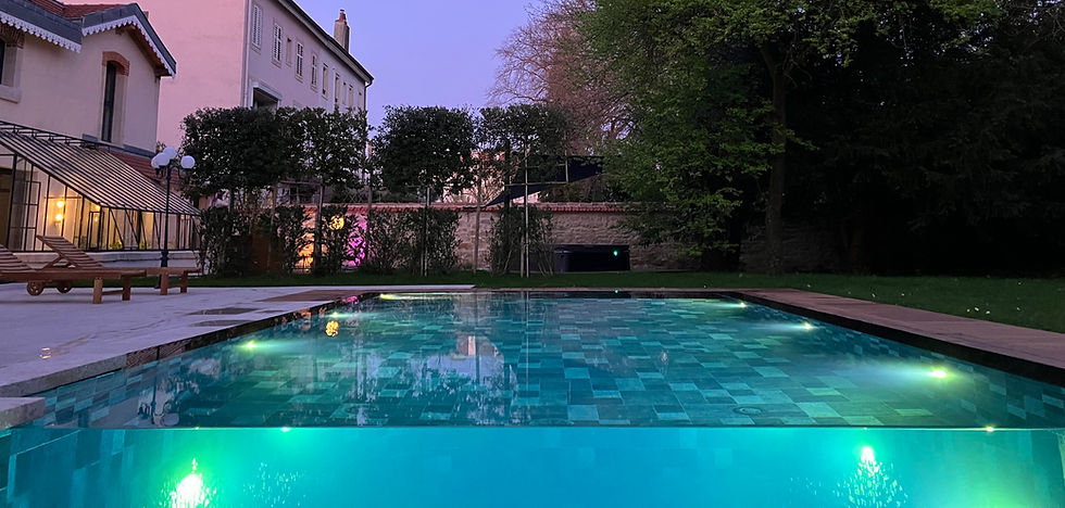 Infinity mirror pool of the luxury suite at Les Écuries de Rigny in central Nancy.