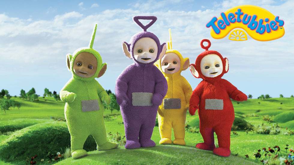 Des personnages en peluche verts, violets, jaunes et rouges se tenant au milieu d'un champ vert et d'un ciel bleu en arrière-plan.