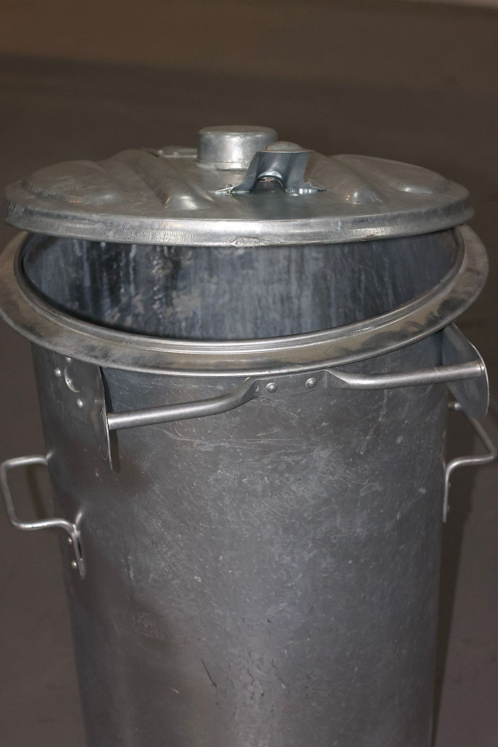 Mülltonne aus Stahl mit Deckel