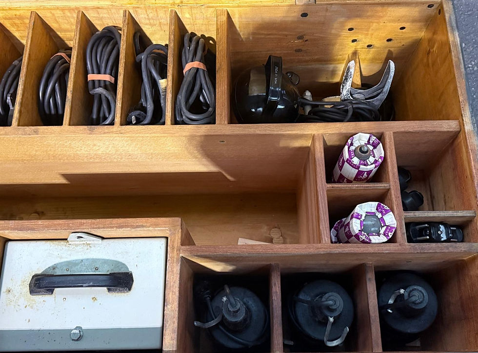 Militär-Holz-Gerätekiste mit Arbeitslampen, Kabeln und Zubehör, LIQ00035