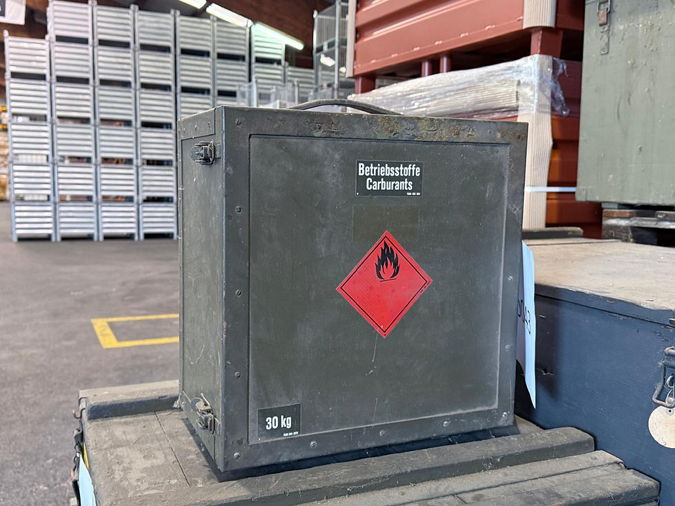 CH Militärische Betriebsstoff-Transportkiste mit Öl-Benzin-Gemisch