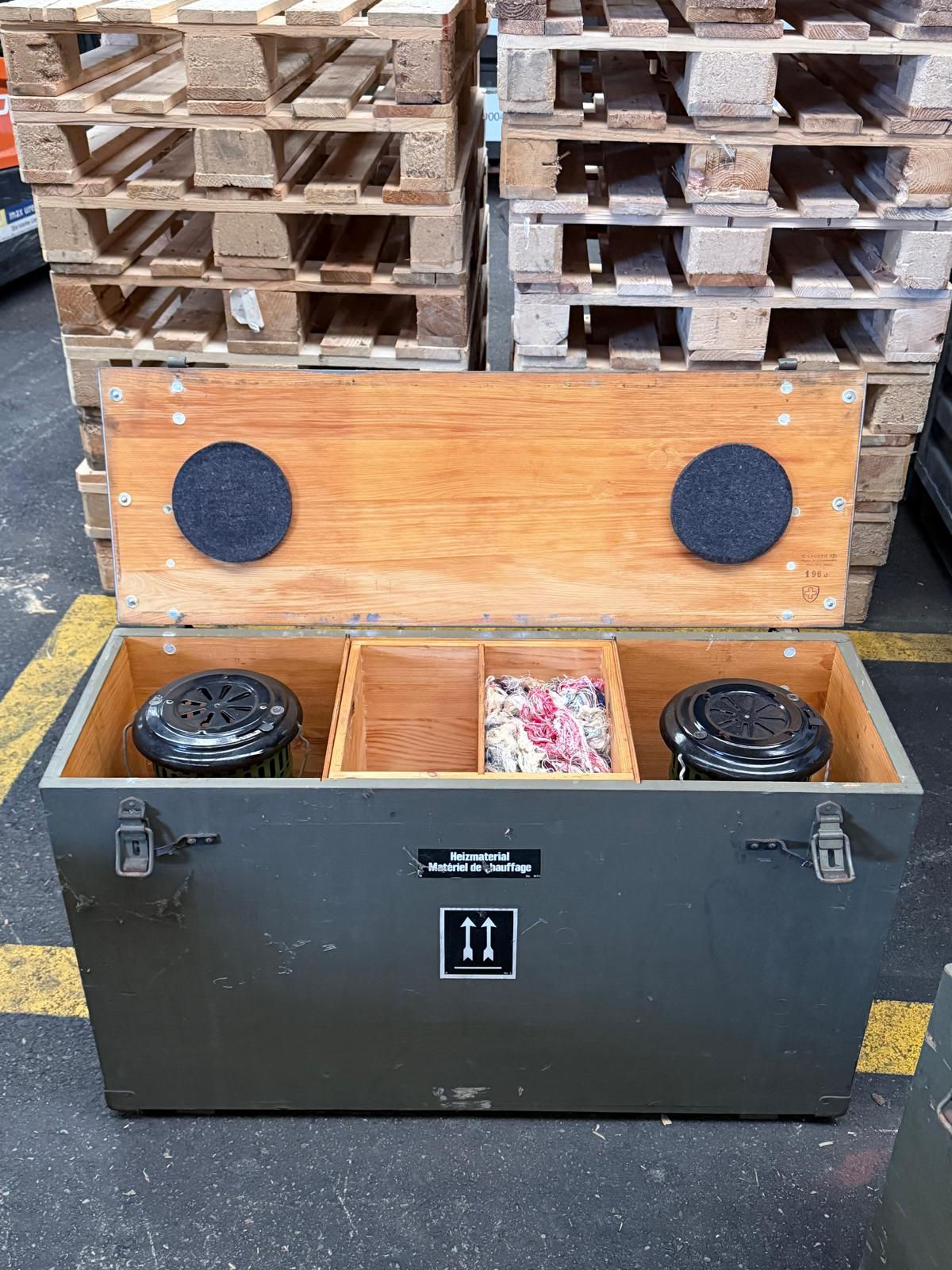 CH Militär-Transportkiste mit 2x Petrolofen Turm "Grünrock", LIQ00063