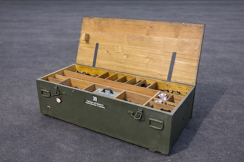 Militär-Holz-Gerätekiste mit Arbeitslampen, Kabeln und Zubehör, LIQ00042