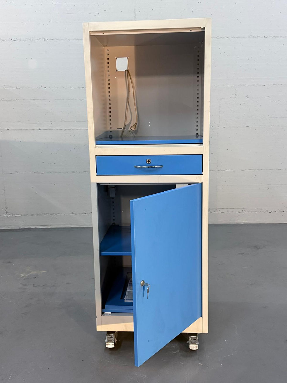 Rollbarer Computer-Arbeitsstation mit Schublade und Tür, Lichtblau