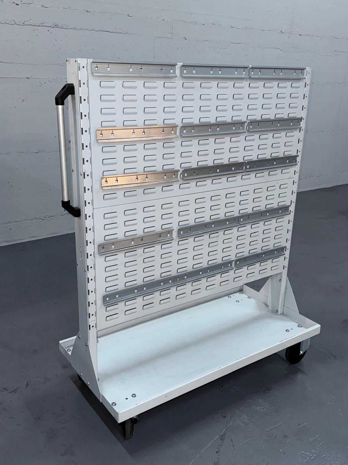 Multi-Wagen mit Lochwand und Ablageboden