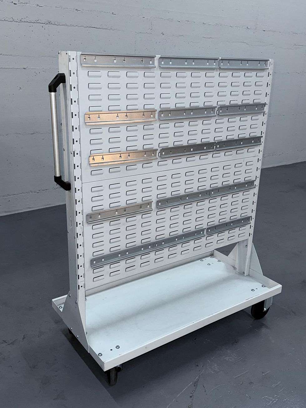 Multi-Wagen mit Lochwand und Ablageboden