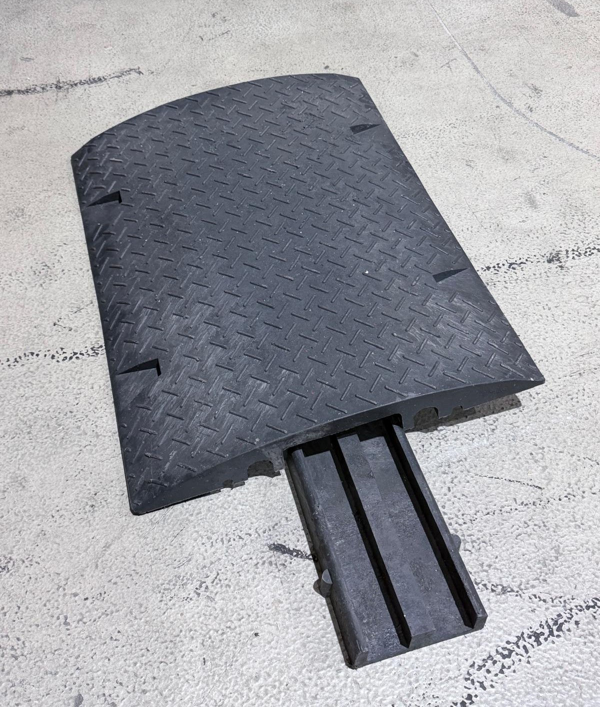 Kabelbrücke aus Gummi mit 1 Kabelkanal, LxBxH 790 × 600 × 90 mm