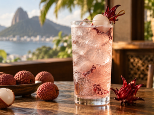 Drink rosado de lichia e hibisco com gelo e frutas frescas