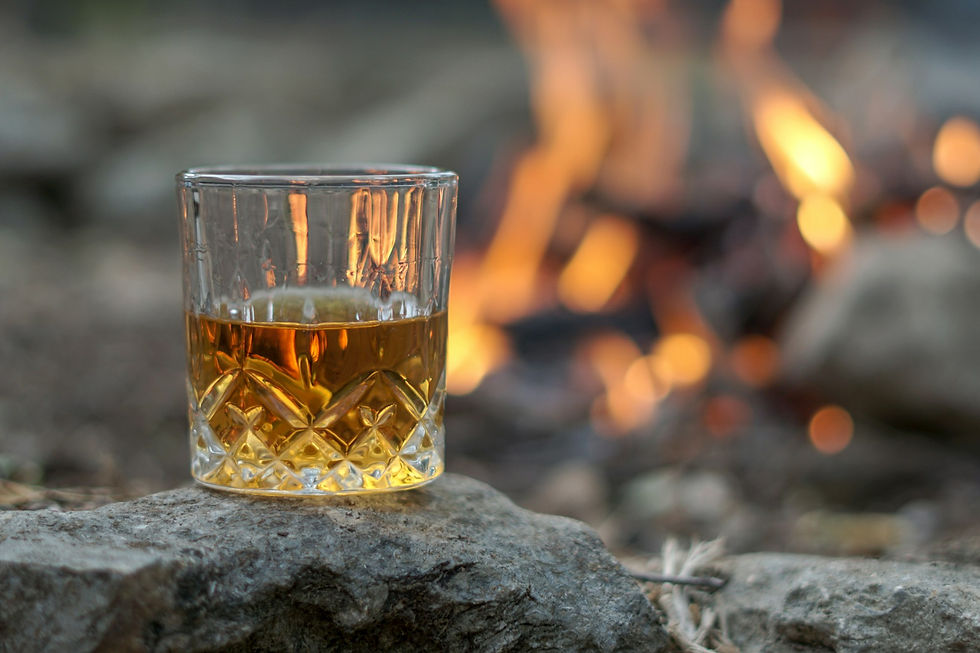 Copo de degustação com cachaça envelhecida, sentindo os aromas